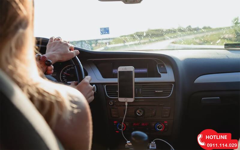 Dán phim cách nhiệt trong suốt cho kính lái ô tô