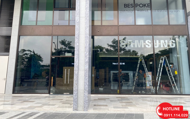 Thi công lắp đặt phim cách nhiệt trong suốt cho showroom Samsung Phú Mỹ Hưng