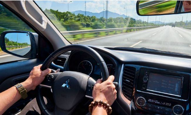 Có Cần Dán Phim Cách Nhiệt Kính Lái Ô Tô Không?