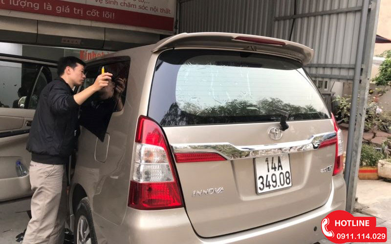 Dán Phim Cách Nhiệt Xe 7 Chỗ Loại Nào Tốt?